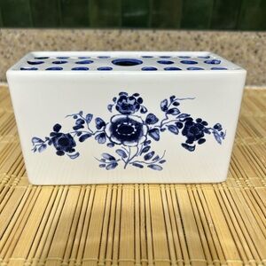 MMA AMB Frog - Made in Portugal. Beautiful blue and white ceramic flower frog